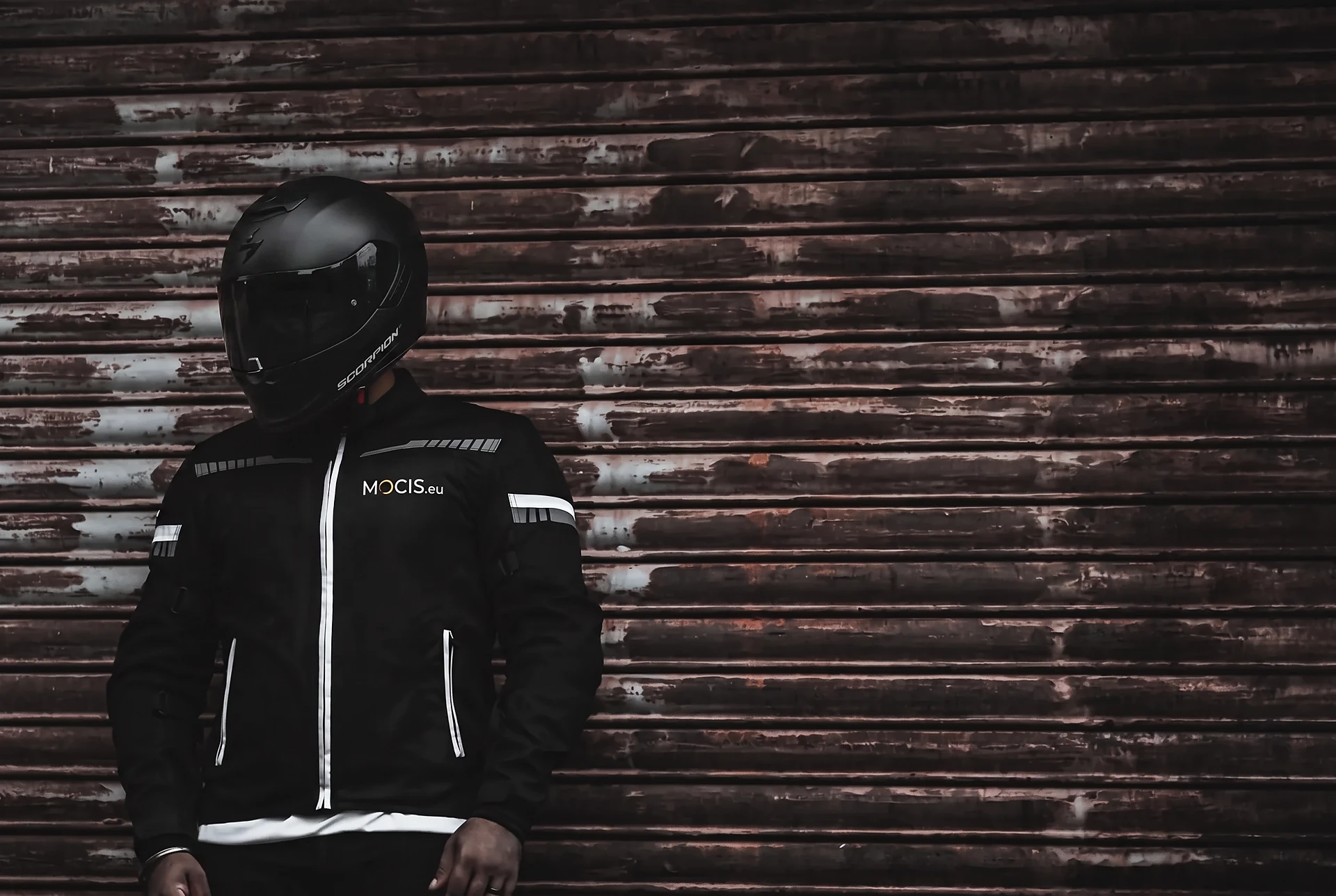 Motociklists melnā moto jakā un Scorpion ķiverē